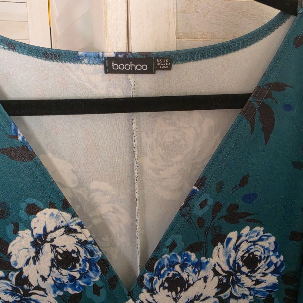 Bohoo Green Floral Cottagecore Vneck Dress Size 12 - Picture 3 of 7